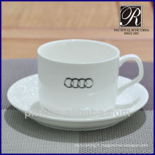 Tasse à thé en porcelaine et soucoupe avec logo